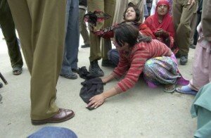 A woman in the feet of police